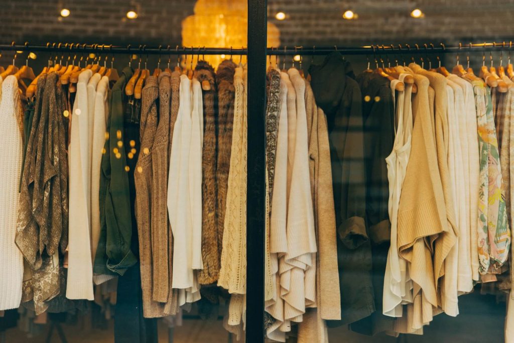 Un perchero lleno de varias prendas, mostrando una variada colección de ropa para diferentes estilos y ocasiones